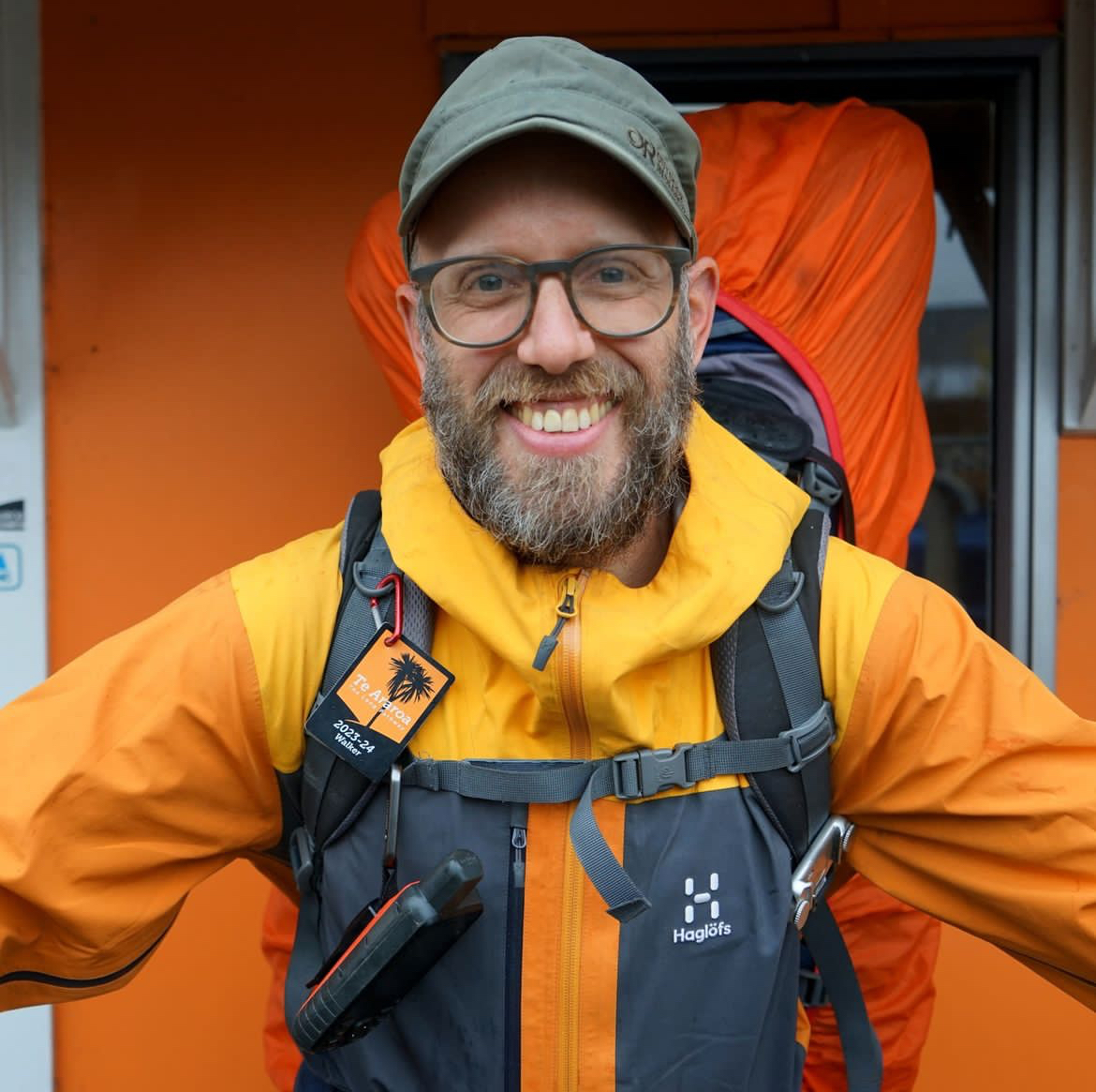 Lachender Jan Rumig beim Wandern